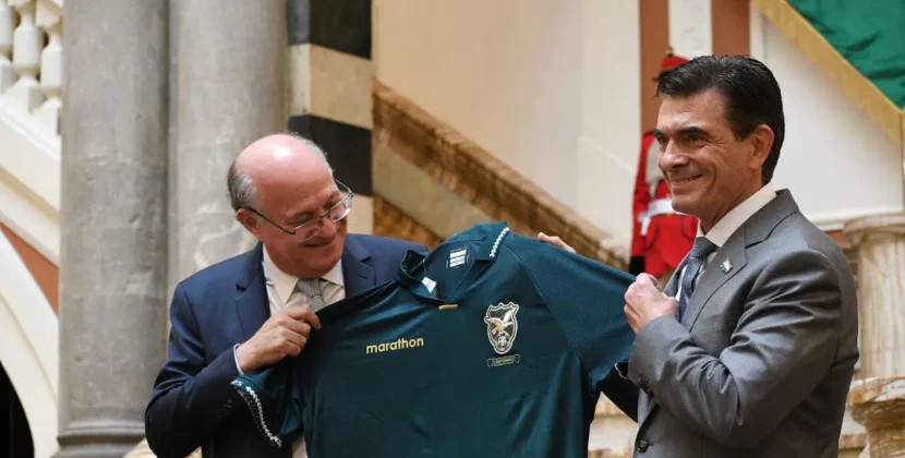 Presidente del BID recuerda lago Titicaca y recibe camiseta de La Verde en Bolivia