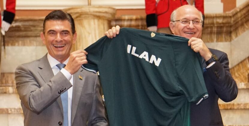 Rodrigo Paz entrega camiseta de La Verde a Ilan Goldfajn presidente del BID en Bolivia