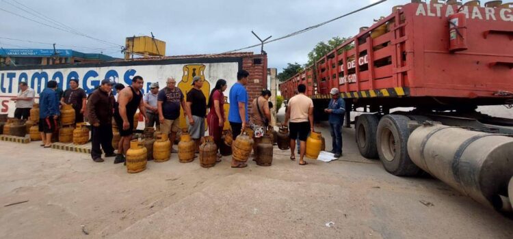 Gobierno advierte que contrabandistas de diésel ahora atacan mercado de gas en Bolivia