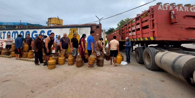 Gobierno advierte que contrabandistas de diésel ahora atacan mercado de gas en Bolivia