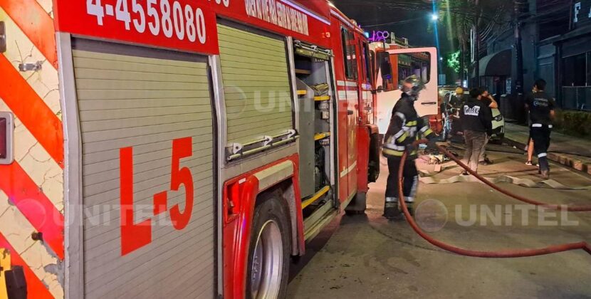 Incendio consume restaurante en zona norte de Cochabamba y moviliza bomberos