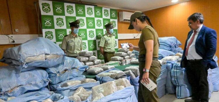 Autoridades chilenas detienen a tres bolivianos con casi una tonelada de marihuana