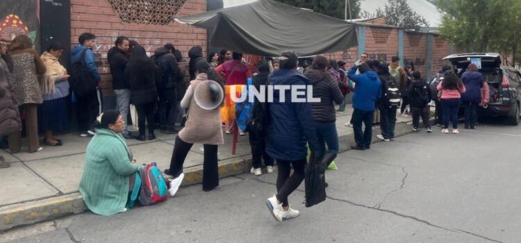 La Paz y Cochabamba registran filas y carpas en inicio de inscripciones escolares