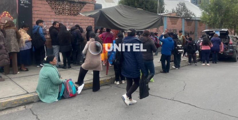 La Paz y Cochabamba registran filas y carpas en inicio de inscripciones escolares