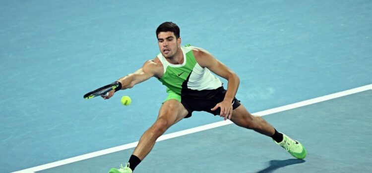 Carlos Alcaraz supera debut difícil y avanza en el Australian Open 2024