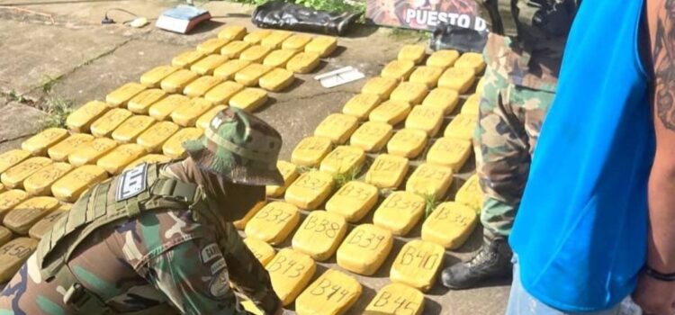 Policía de Santa Cruz sorprende a hombre con 192 paquetes de marihuana en vagoneta