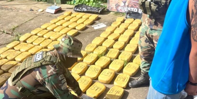 Policía de Santa Cruz sorprende a hombre con 192 paquetes de marihuana en vagoneta