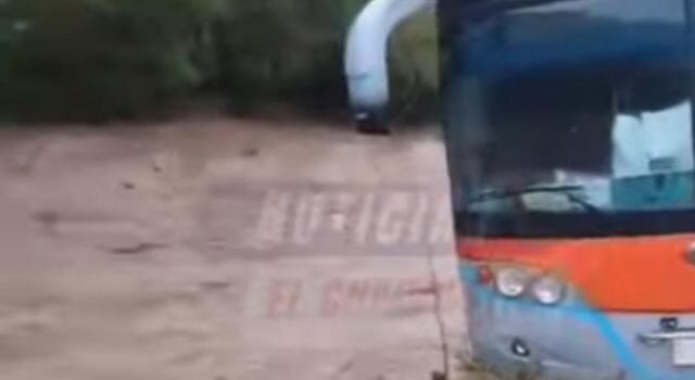 Lluvias intensas dejan encunetada flota en tramo Yacuiba Villa Montes