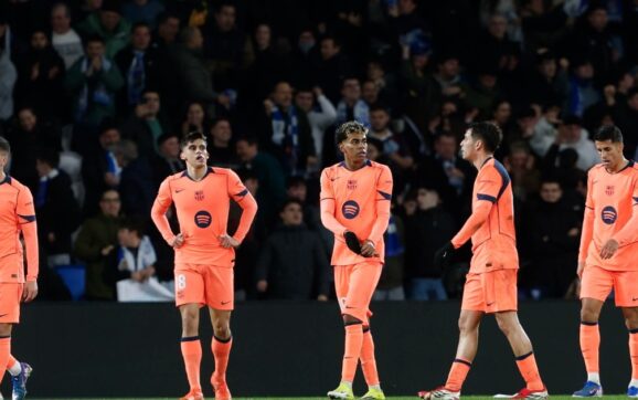 Barcelona pierde ante Real Sociedad en duelo caótico en La Liga