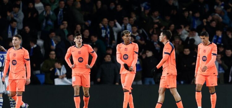 Barcelona pierde ante Real Sociedad en duelo caótico en La Liga