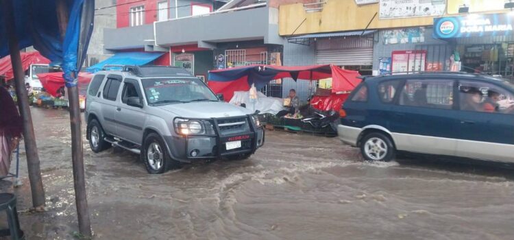 Cochabamba enfrenta inundaciones que afectan calles y mercados por intensa lluvia