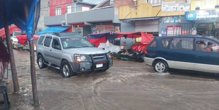Cochabamba enfrenta inundaciones que afectan calles y mercados por intensa lluvia