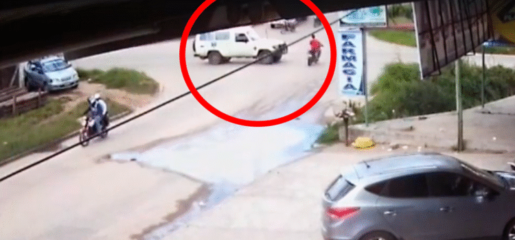 Motociclista muere tras choque con ambulancia en Montero confirma Policía