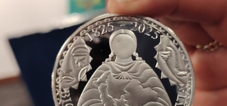 Gobierno presenta moneda del Bicentenario que destaca cosmovisión andina en Bolivia