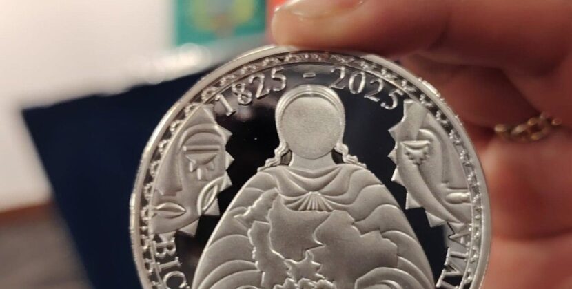 Gobierno presenta moneda del Bicentenario que destaca cosmovisión andina en Bolivia