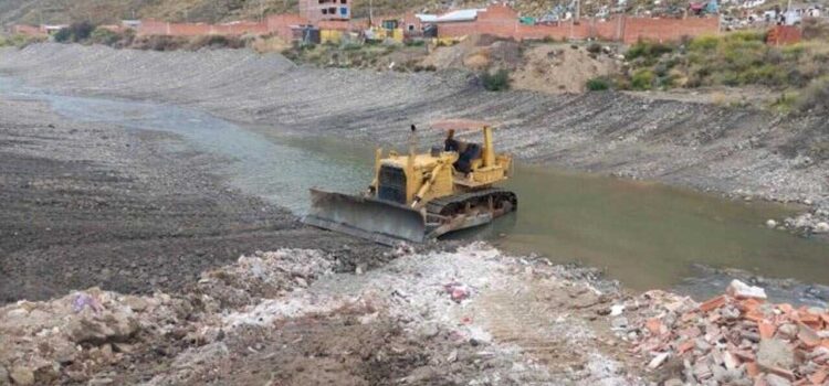 Hombre en La Paz arrastra por río al intentar rescatar vehículo atrapado