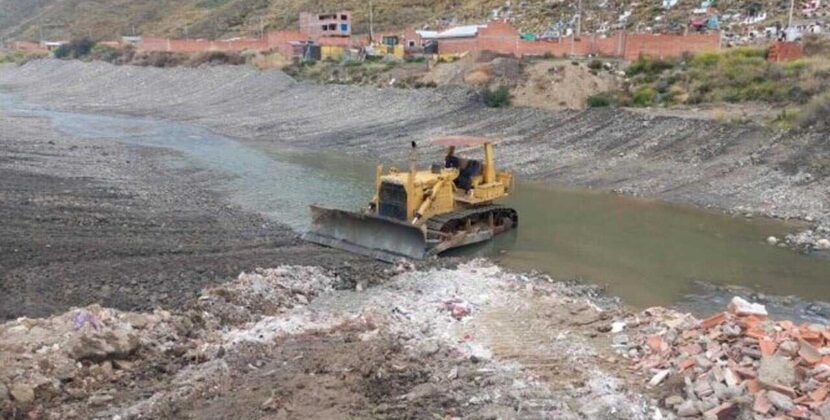 Hombre en La Paz arrastra por río al intentar rescatar vehículo atrapado