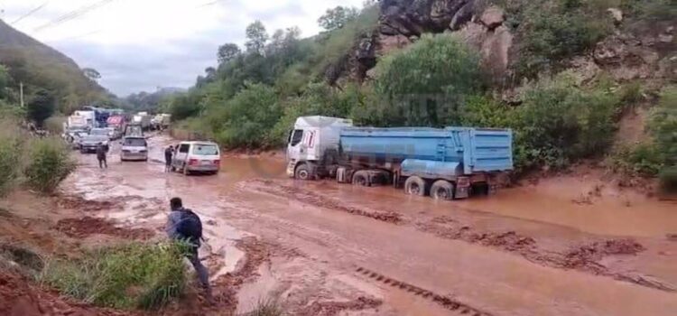Río Viloma desborda y corta tráfico en ruta Cochabamba al occidente