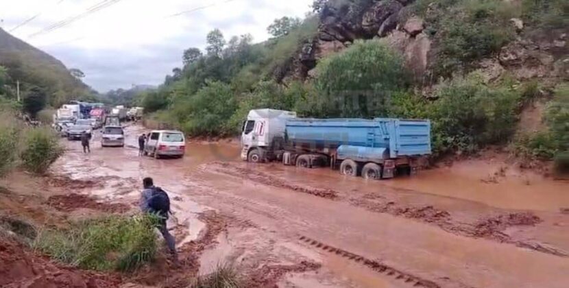 Río Viloma desborda y corta tráfico en ruta Cochabamba al occidente