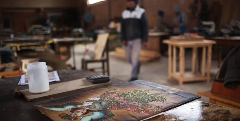 Jóvenes privados de libertad en Cochabamba impulsan artesanías para su reinserción social