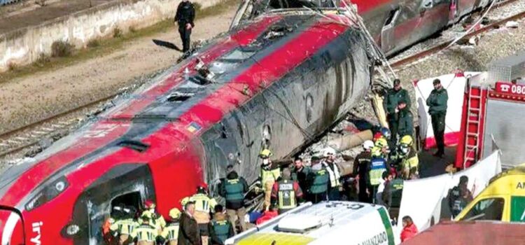 España confirma rotura de vía como posible causa del accidente de trenes con 45 muertos