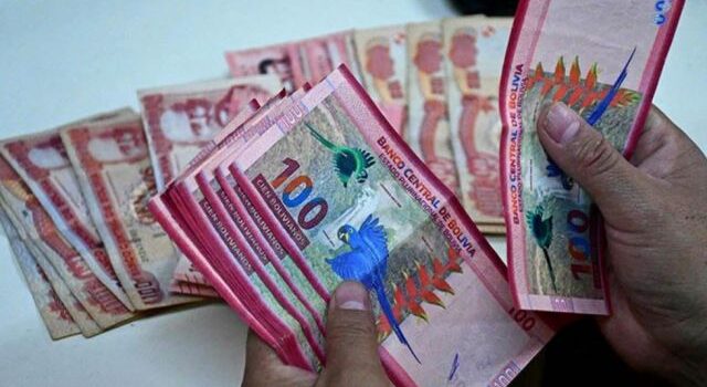 Bolivia confirma devaluación de facto y advierte impacto en la economía local