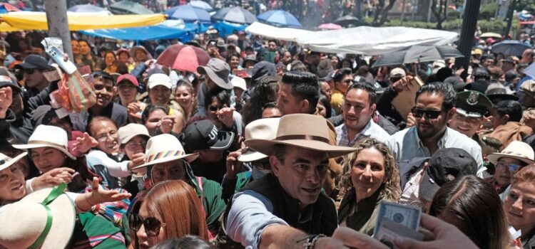 Rodrigo Paz recibe la Alasita y entrega billetitos en plaza Murillo
