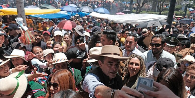 Rodrigo Paz recibe la Alasita y entrega billetitos en plaza Murillo