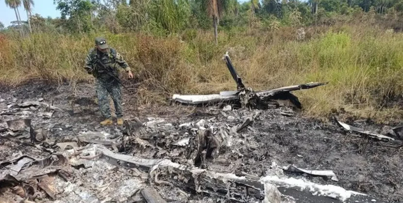 Autoridades paraguayas hallan incinerada avioneta con matrícula boliviana en frontera