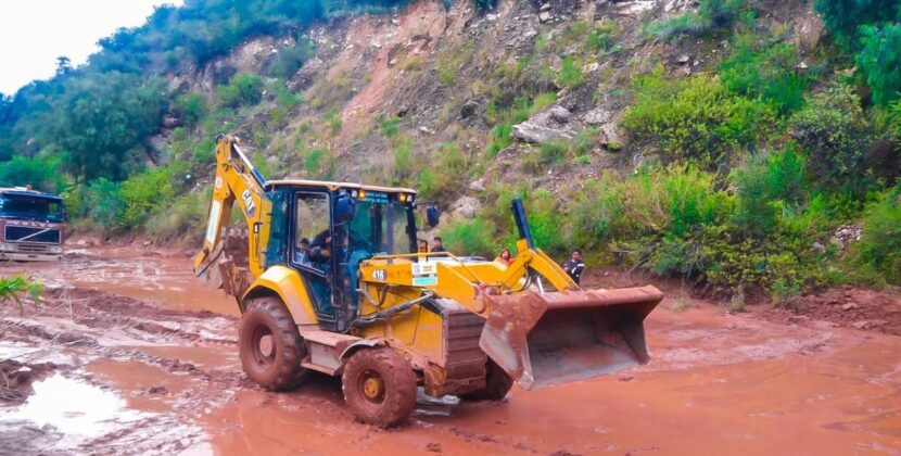Lluvias intensas afectan tramos clave de la ruta Cochabamba Oruro y generan desbordes
