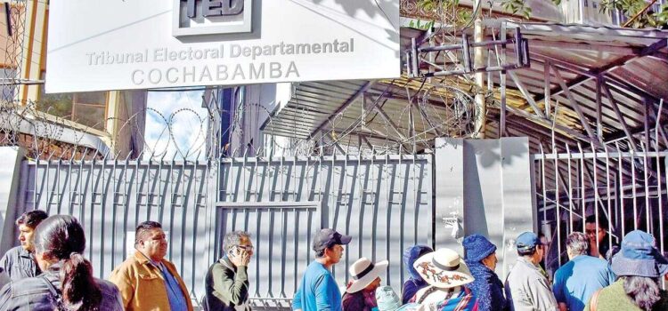Libre y A-UPP enfrentan inhabilitación de más de 30 candidatos a alcaldes en Bolivia