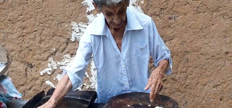Ana de 99 años desafía al tiempo y cosecha frutas en su huerto de La Paz