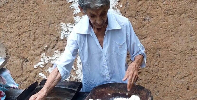 Ana de 99 años desafía al tiempo y cosecha frutas en su huerto de La Paz