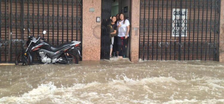 Cochabamba enfrenta calles inundadas por torrencial lluvia con granizo