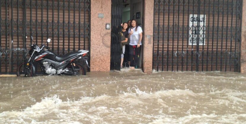 Cochabamba enfrenta calles inundadas por torrencial lluvia con granizo