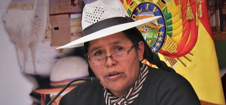 Exministra Sabina Orellana intenta abandonar Bolivia y enfrenta rechazo