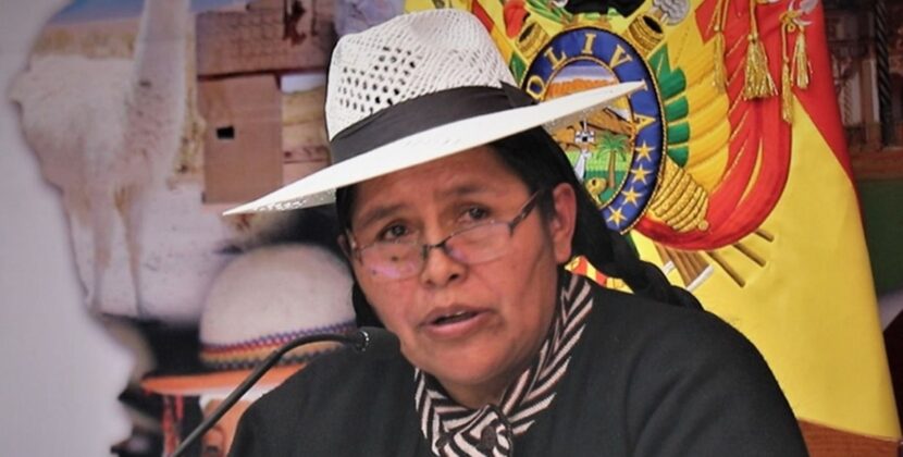 Exministra Sabina Orellana intenta abandonar Bolivia y enfrenta rechazo