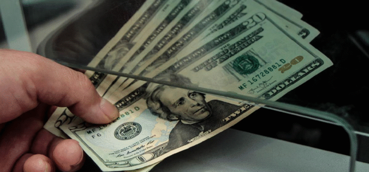 Pequeños ahorristas en Bolivia acceden a depósitos en dólares tras dos años