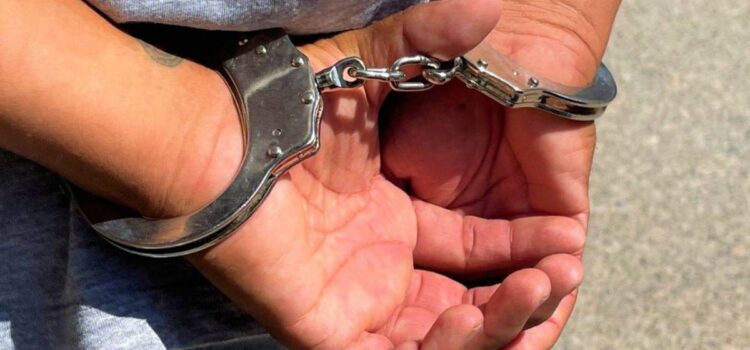 Dos acusados de robo fugan tras perforar techo de celda en Apolo La Paz