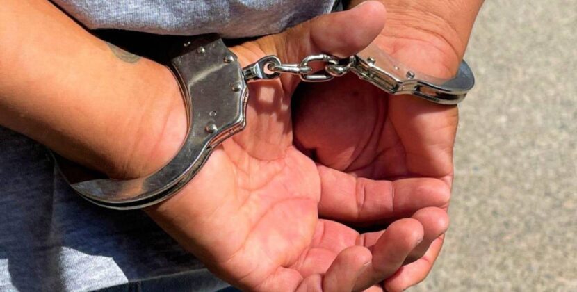 Dos acusados de robo fugan tras perforar techo de celda en Apolo La Paz