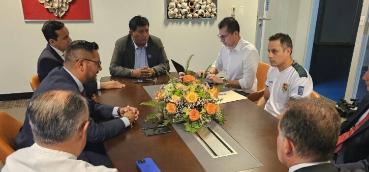 Lara impulsa diálogo en Panamá con representantes del Parlamento Andino