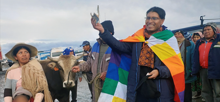 Senador Nilton Condori subasta toro en Cochabamba para financiar consulta sobre salarios legislativos