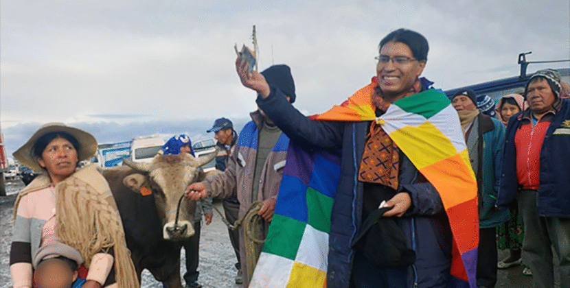 Senador Nilton Condori subasta toro en Cochabamba para financiar consulta sobre salarios legislativos