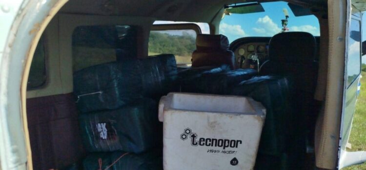 Avioneta boliviana que huyó de Paraguay aterriza en Brasil con droga confiscada