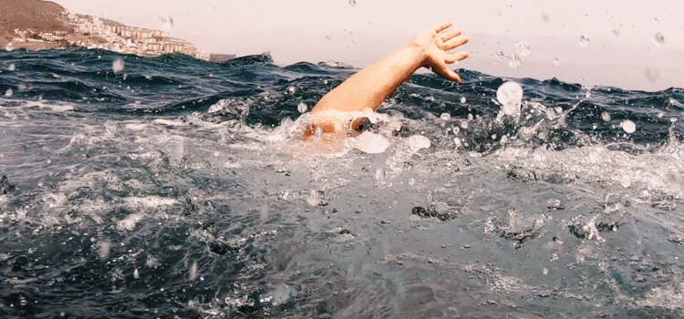 Adolescente australiano nada horas y salva a su familia en emergencia acuática