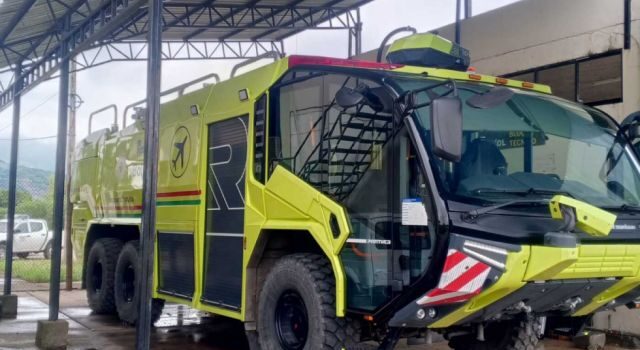 Bomberos de Yacuiba trasladan carro a Cochabamba para mantenimiento urgente