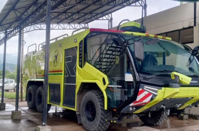 Bomberos de Yacuiba trasladan carro a Cochabamba para mantenimiento urgente