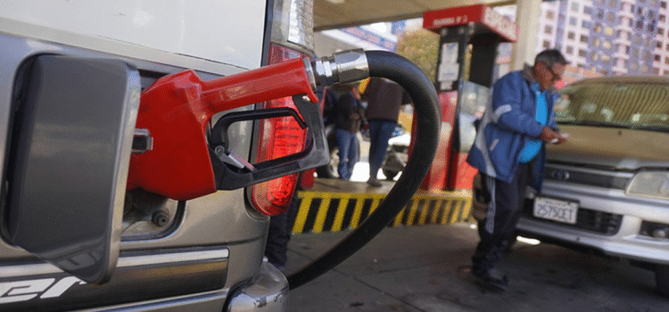 Encuesta en Bolivia revela impacto del nuevo precio de combustibles en presupuesto familiar