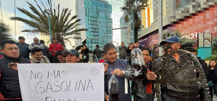 Choferes de La Paz protestan en la ANH por mala calidad de gasolina