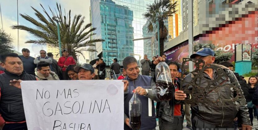 Choferes de La Paz protestan en la ANH por mala calidad de gasolina
